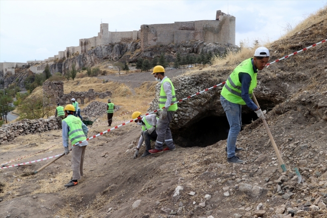 Harput'ta Urartu ve Roma dönemlerine ait 5 kaya mezarı bulundu